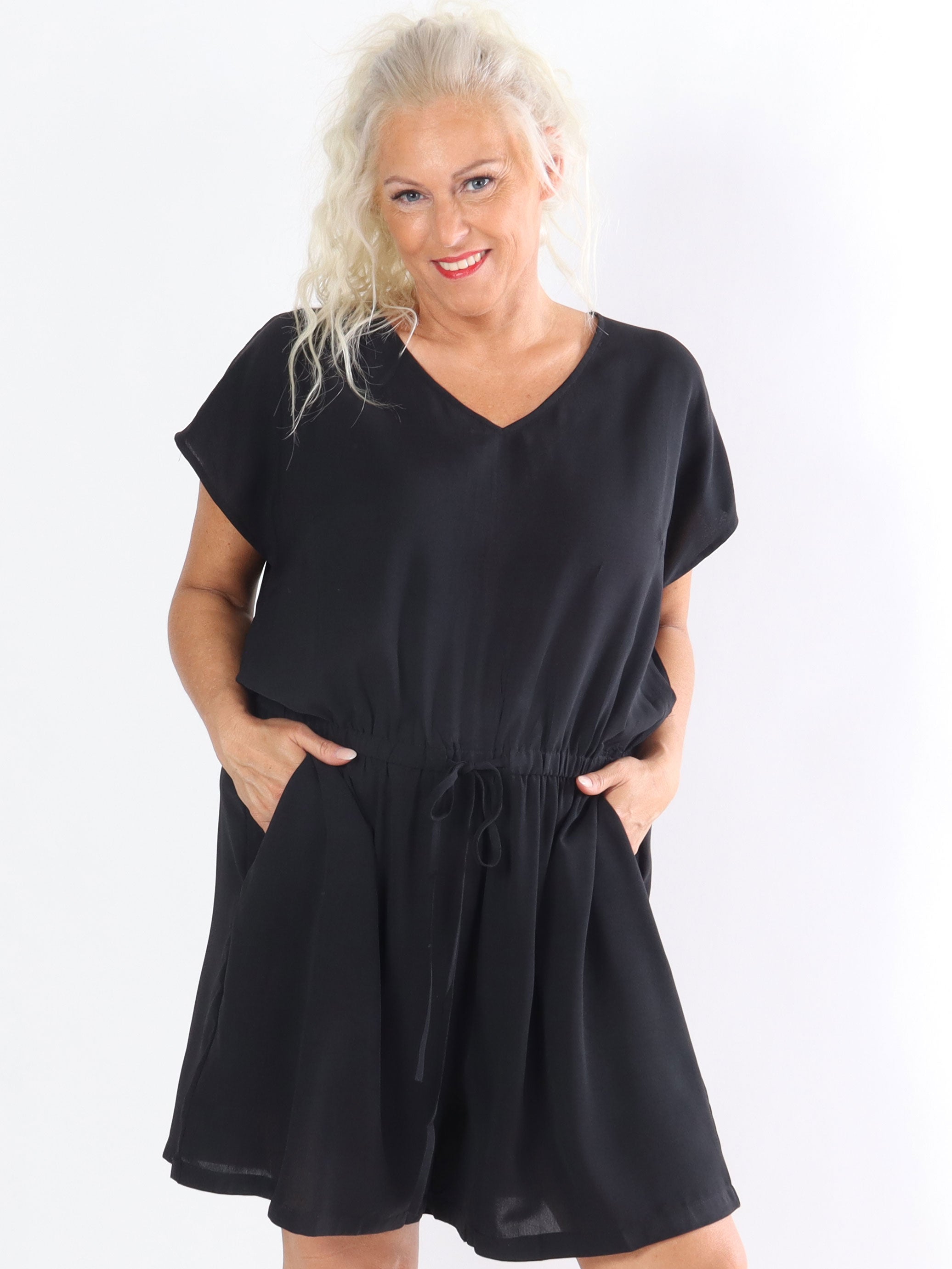 Krystina - Buksedragt med bindebånd i taljen